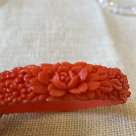 VTG carved celluloid coral color floral bangle - Picture 2 of 8